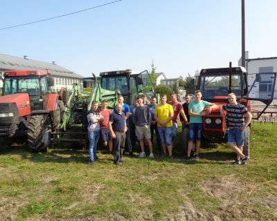 Uczniowie CKZ  klasa III Technikum Mechanizacji  Rolnictwa i Agrotroniki  podczas zajęć praktycznych