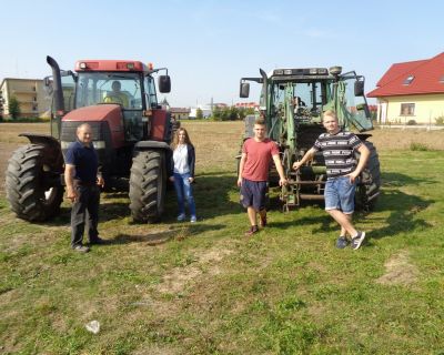 Uczniowie Technikum Rolniczego CKZ podczas nauki pracy maszynami rolniczymi