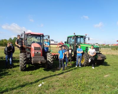 Uczniowie CKZ na zajęciach praktycznych. Klasa II Mechanizacji rolnictwa i agrotroniki