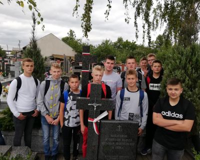 Bohaterom poległym w obronie Wysokiego Mazowieckiego.